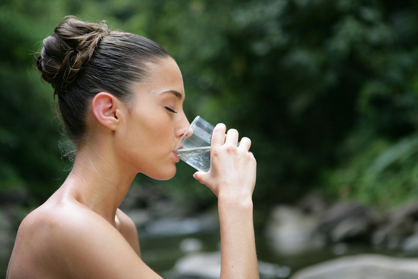 8 biểu hiện chứng tỏ bạn uống chưa đủ nước, "chùm cuối" rất nhiều người có - Ảnh 1.