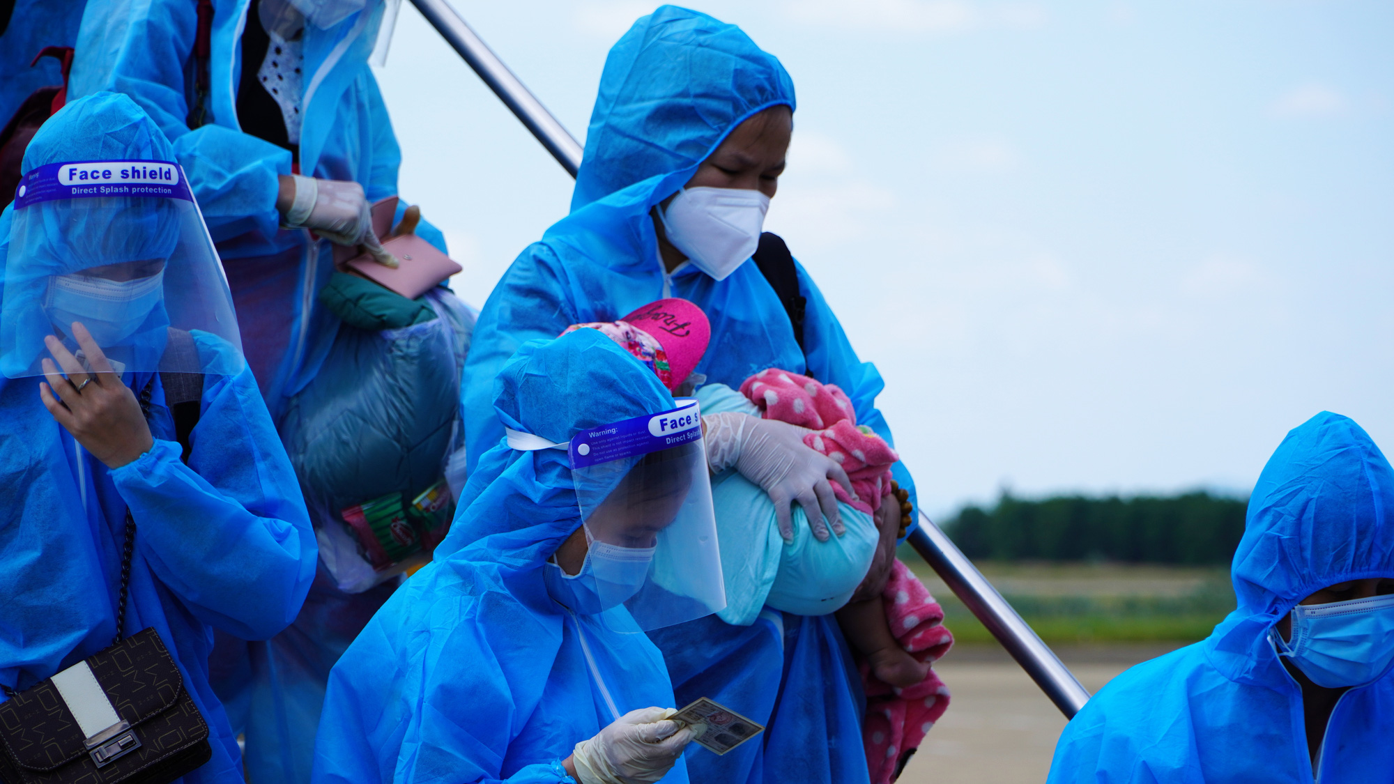 Gần 400 thai phụ, trẻ nhỏ từ vùng dịch về Quảng Bình an toàn trên chuyến bay nghĩa tình - Ảnh 7.