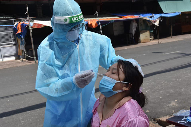 Hàng nghìn nhân lực y tế vào TP Hồ Chí Minh hỗ trợ thần tốc xét nghiệm - Ảnh 1.