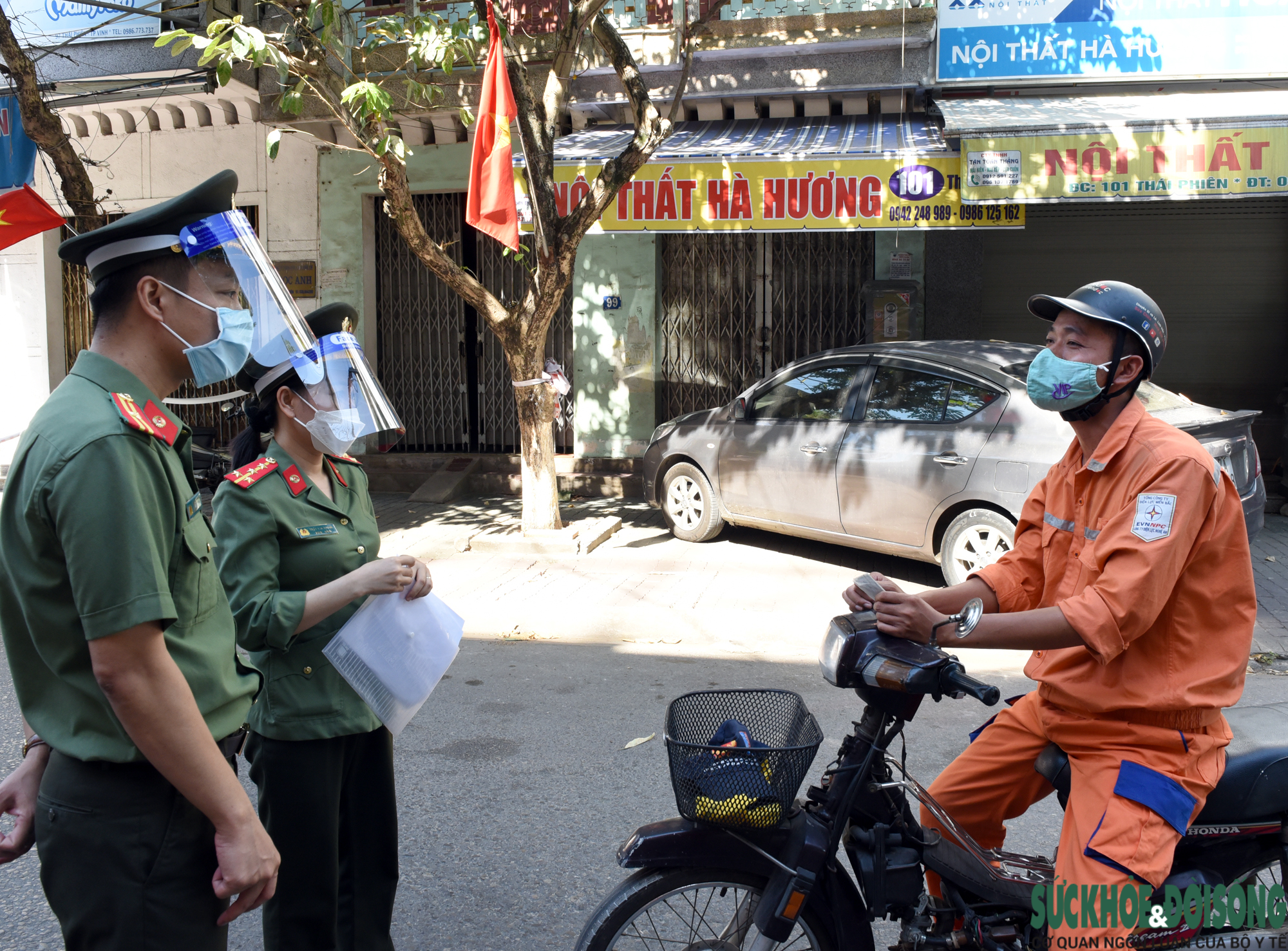 Người dân TP Vinh chấp hành nghiêm yêu cầu 'ai ở đâu ở yên đó' - Ảnh 4.