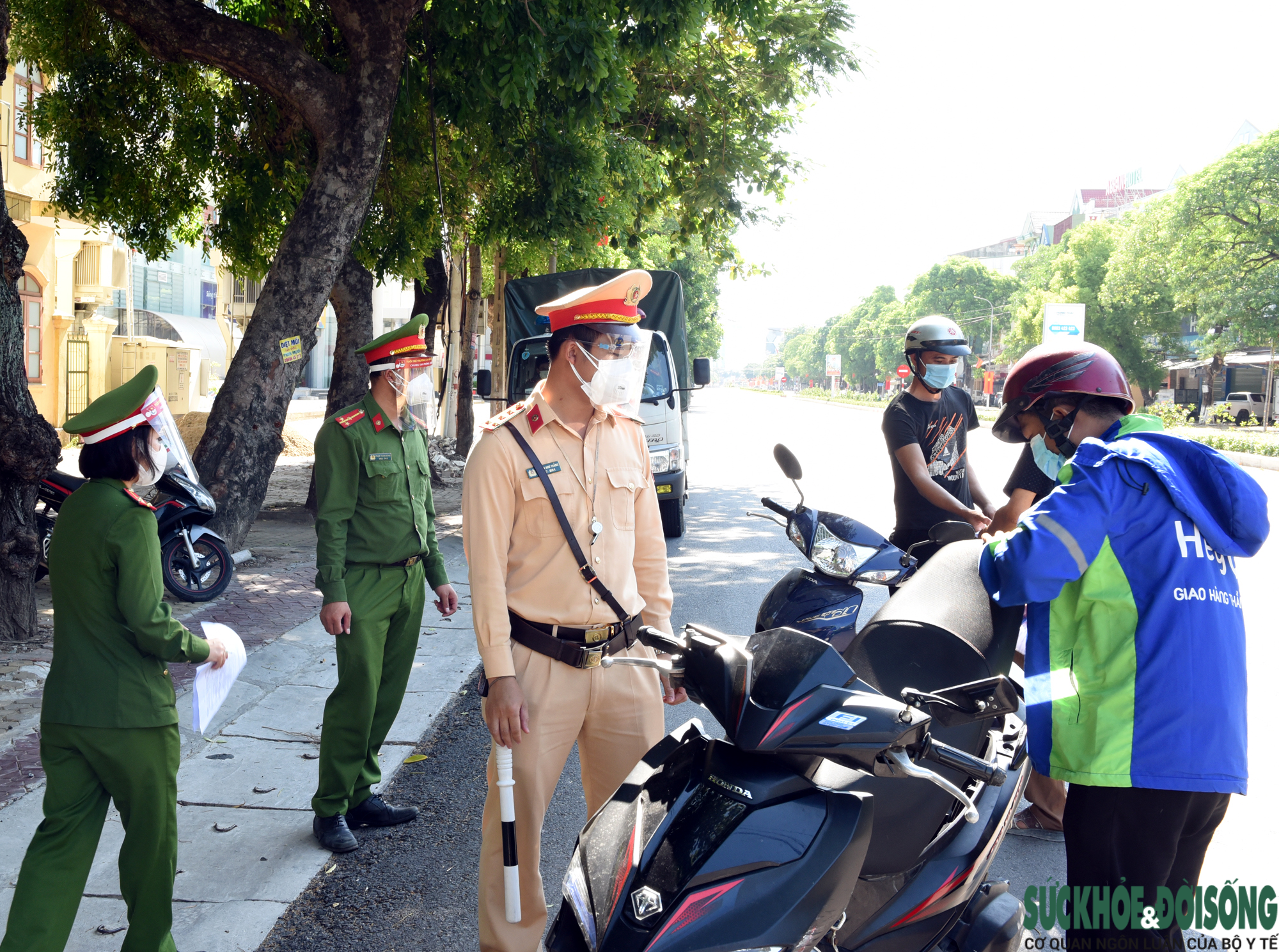 Người dân TP Vinh chấp hành nghiêm yêu cầu 'ai ở đâu ở yên đó' - Ảnh 6.