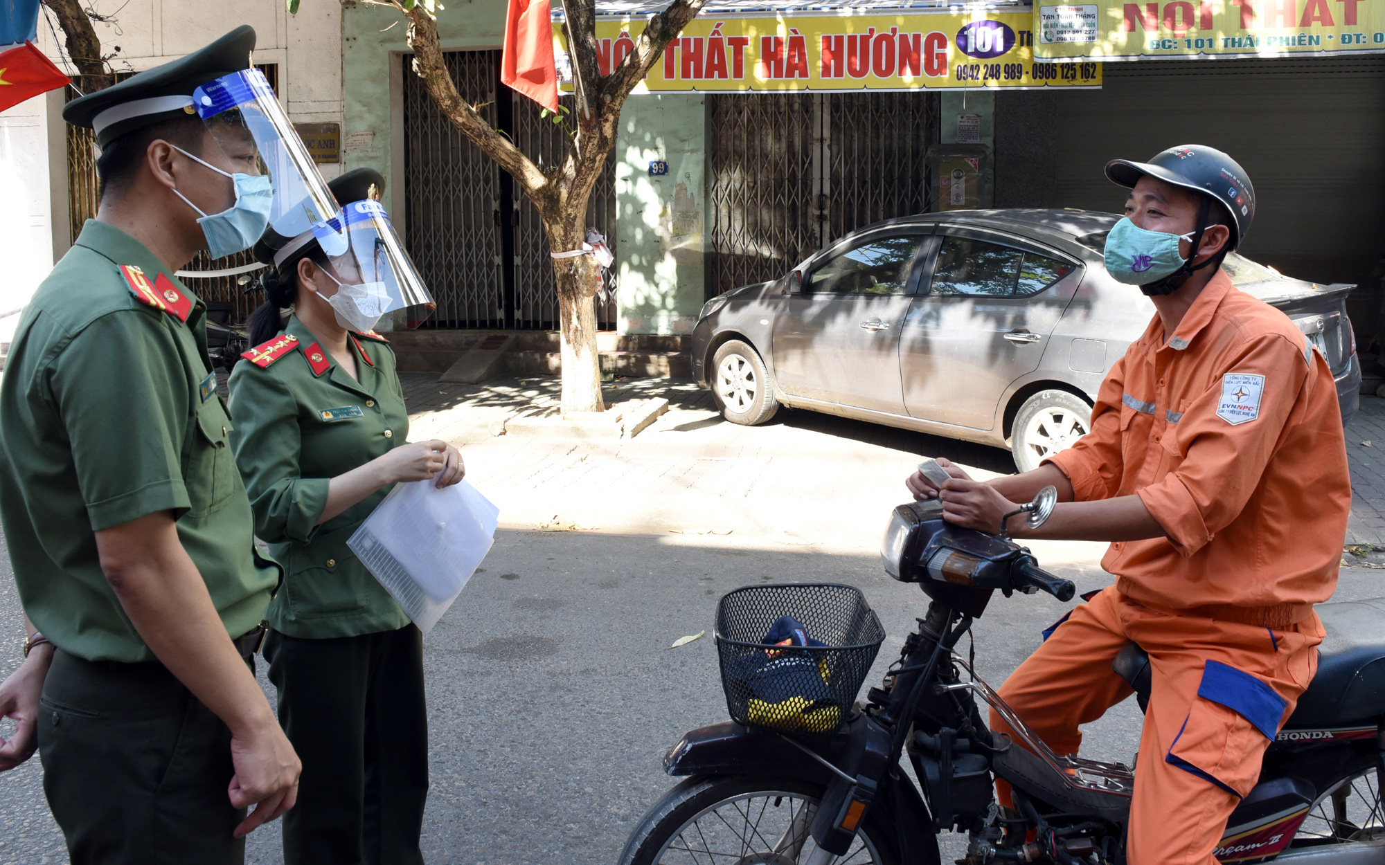 Người dân TP Vinh "ai ở đâu ở yên đó" ngày đầu giãn cách