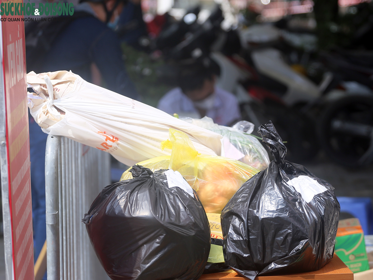 Hà Nội: Xuất hiện thêm loạt ca mắc mới, nhiều ngõ trên đường Nguyễn Trãi được thắt chặt - Ảnh 11.