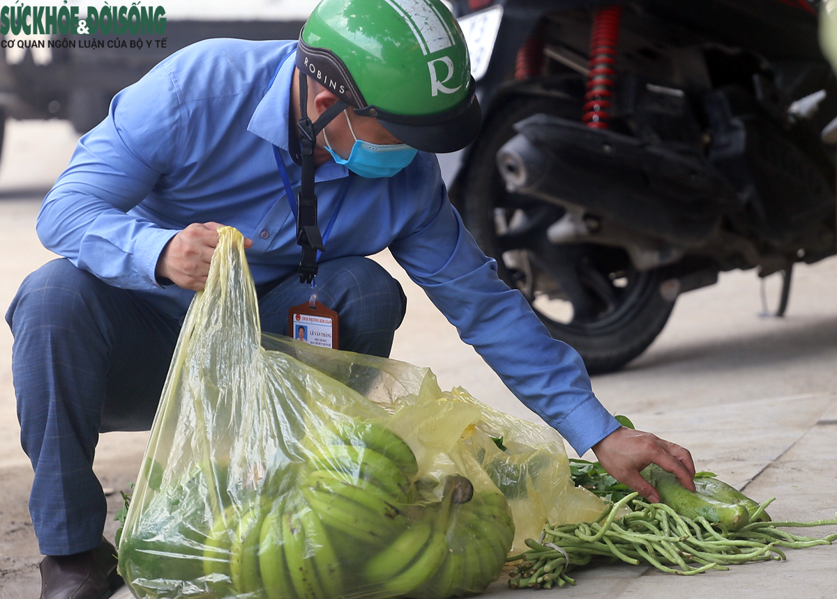 Hà Nội: Xuất hiện thêm loạt ca mắc mới, nhiều ngõ trên đường Nguyễn Trãi được thắt chặt - Ảnh 12.