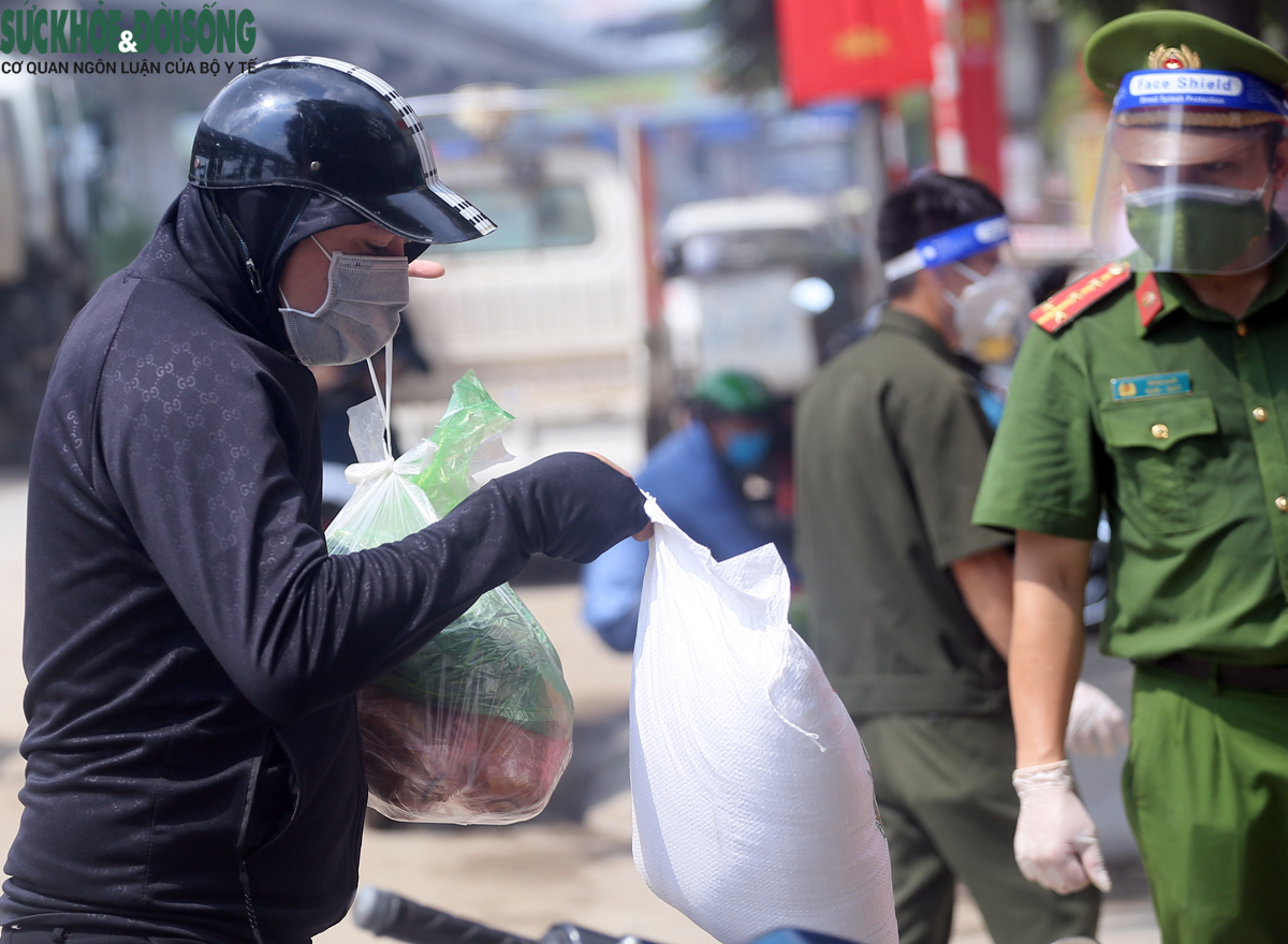 Hà Nội: Xuất hiện thêm loạt ca mắc mới, nhiều ngõ trên đường Nguyễn Trãi được thắt chặt - Ảnh 15.