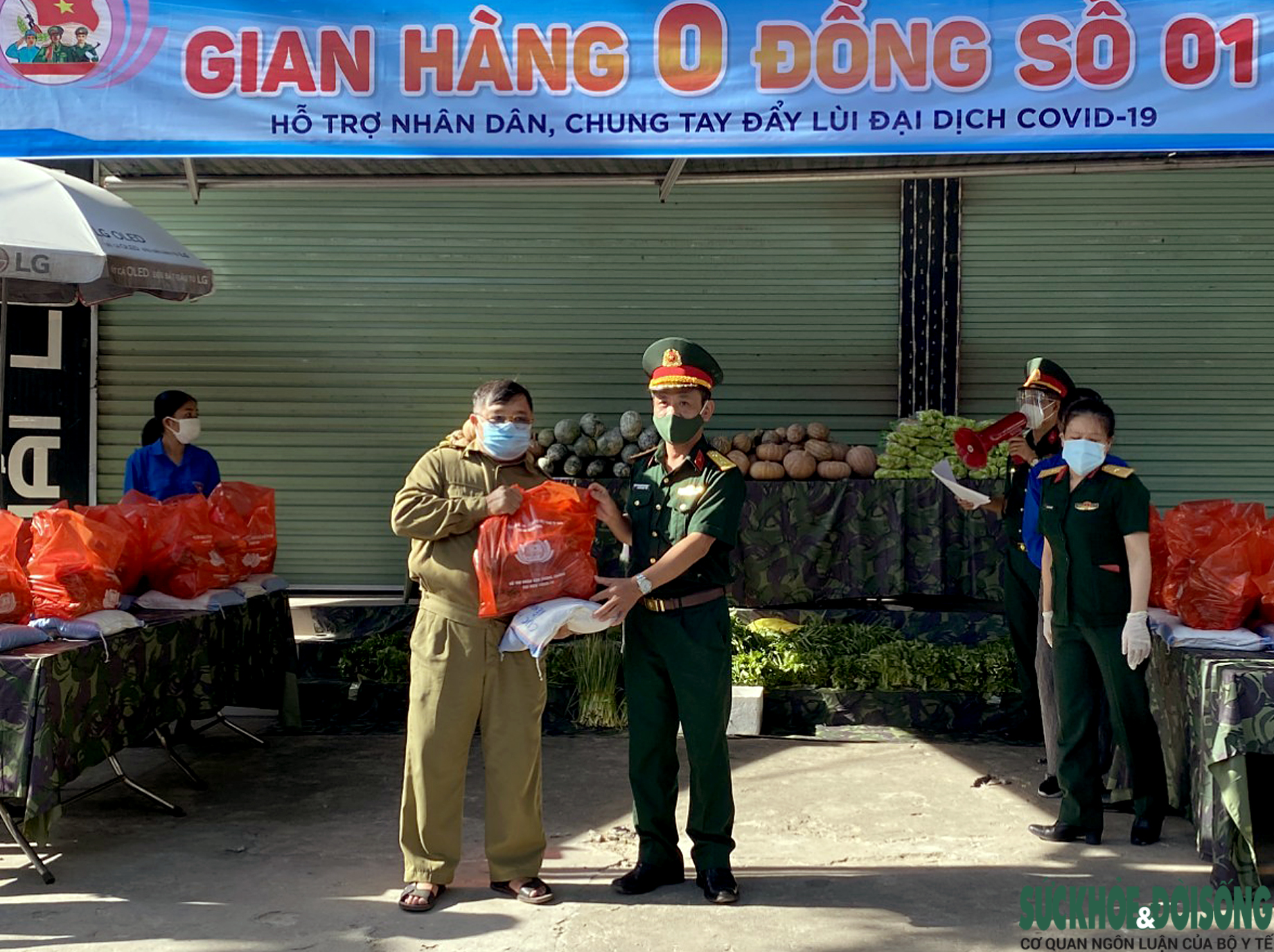 “Gian hàng 0 đồng” ấm lòng người dân trong mùa dịch - Ảnh 3.