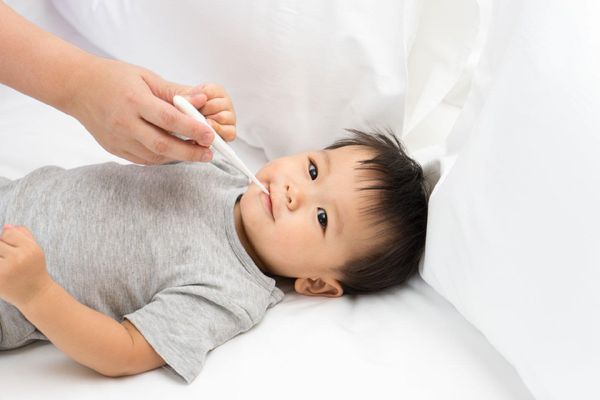 Xử trí đúng cách trẻ sốt sau tiêm vaccine - Ảnh 3.