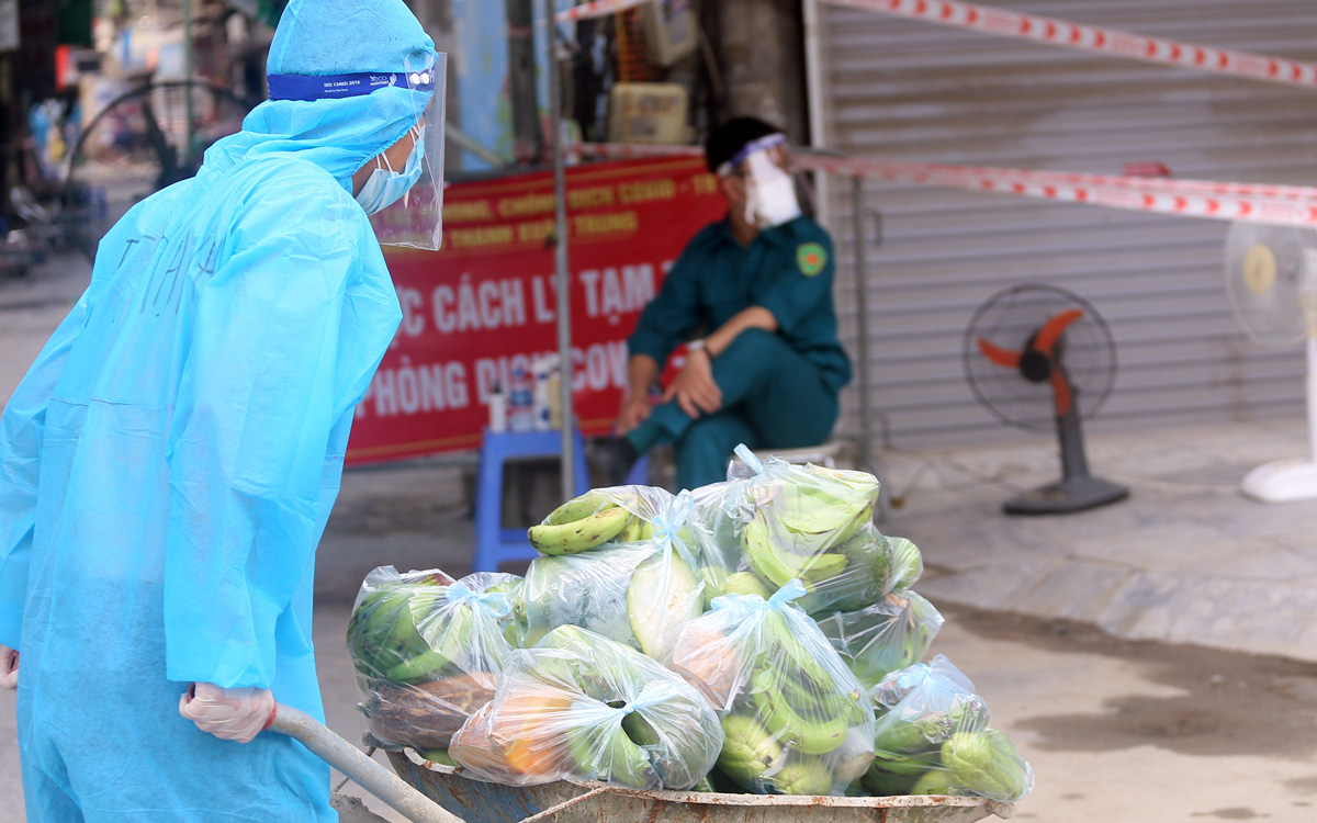 [Ảnh] Ấm lòng cảnh tiếp tế thực phẩm miễn phí tại 'ổ dịch' phức tạp nhất Hà Nội