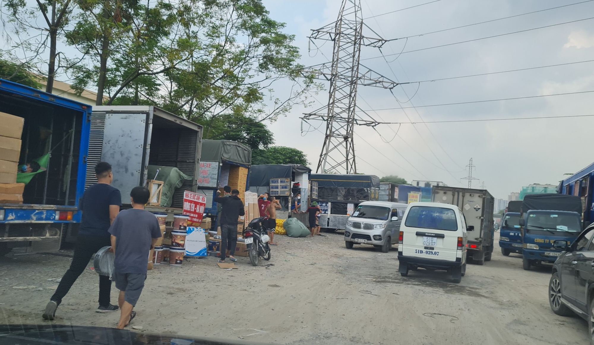 Hà Nội: Chủ tịch phường “ngạc nhiên” khi nhận tin báo hàng trăm người đang tụ tập bên trong bãi xe “lậu” - Ảnh 9.