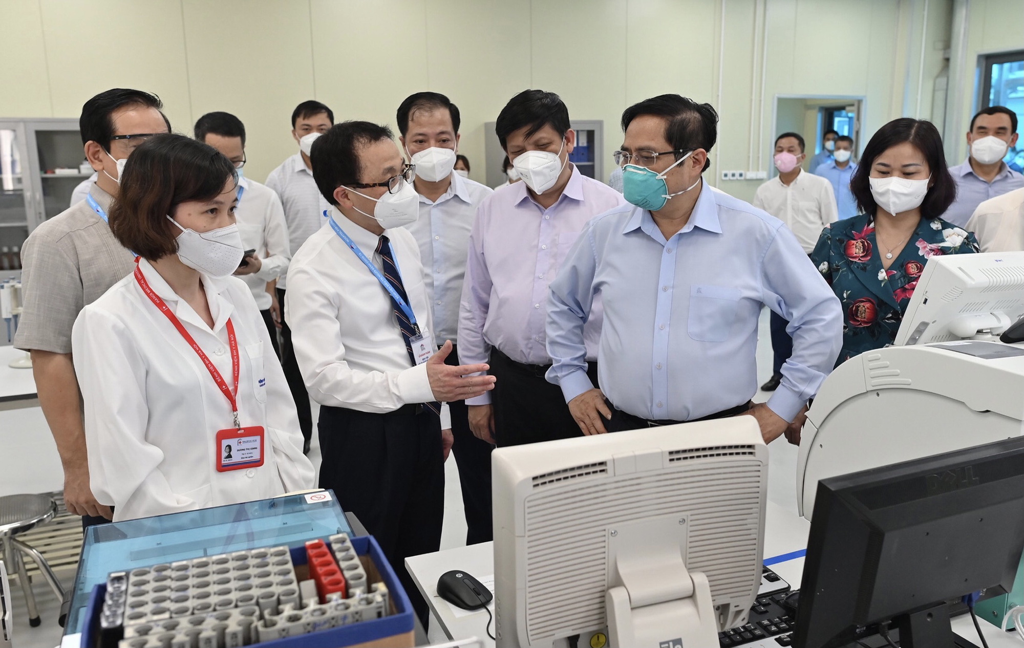 Thủ tướng Chính phủ thị sát BV tuyến cuối điều trị người bệnh COVID-19 tại Hà Nội  - Ảnh 2.