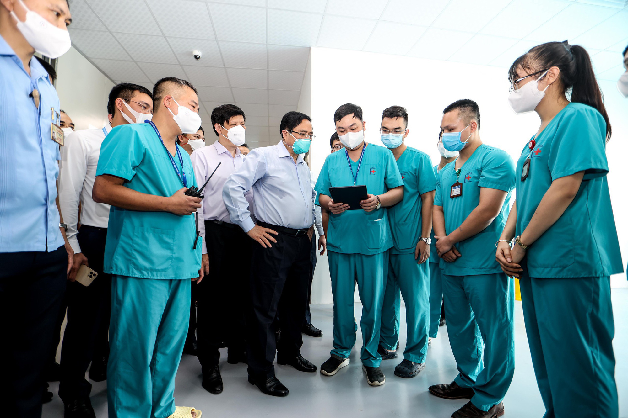 Thủ tướng Chính phủ thị sát BV tuyến cuối điều trị người bệnh COVID-19 tại Hà Nội  - Ảnh 1.