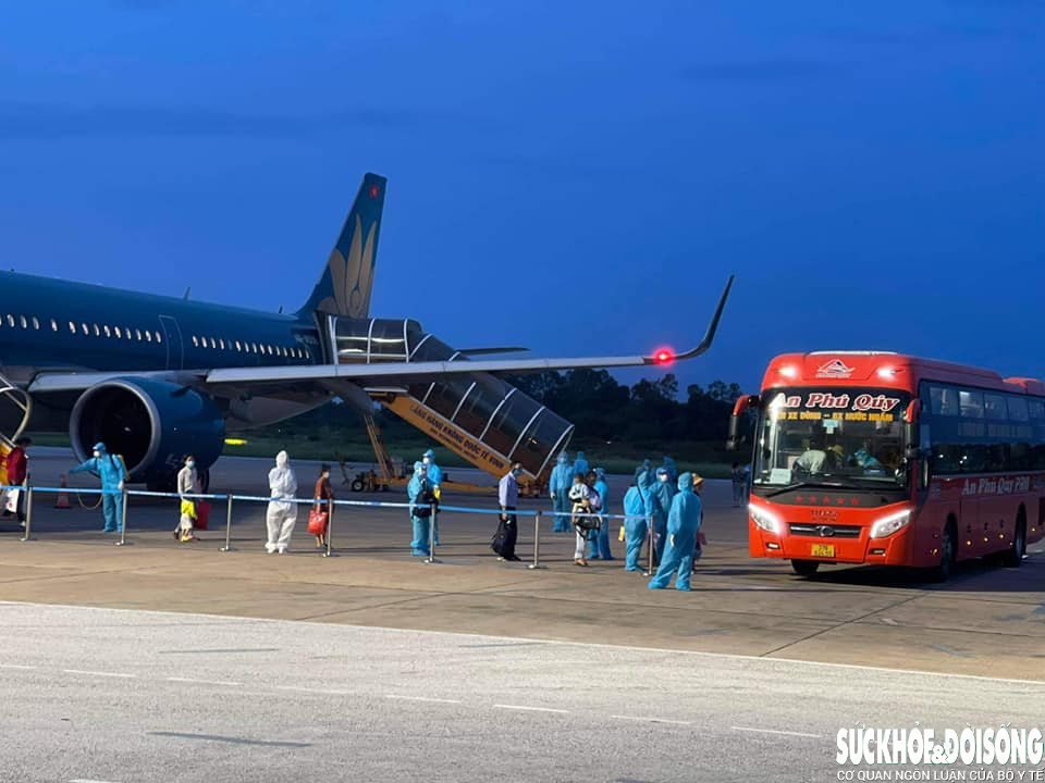 Nghệ An đón công dân từ các tỉnh phía Nam về quê trên ‘chuyến bay 0 đồng’ - Ảnh 3.