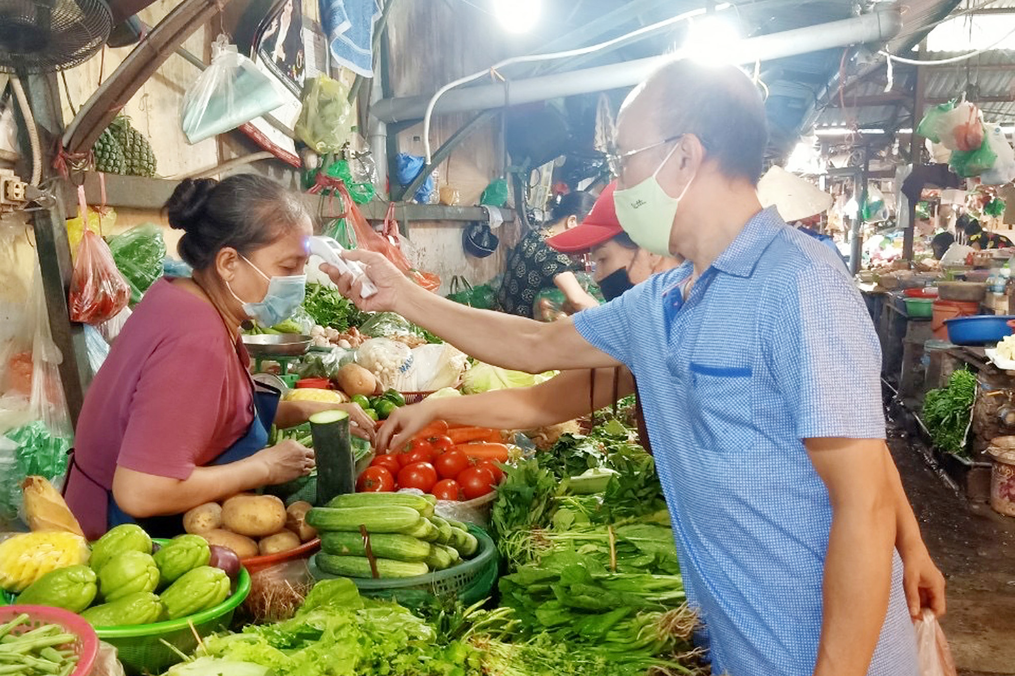 Bố trí địa điểm tạm thời thay thế các chợ bị đóng cửa do có ca nhiễm - Ảnh 3.