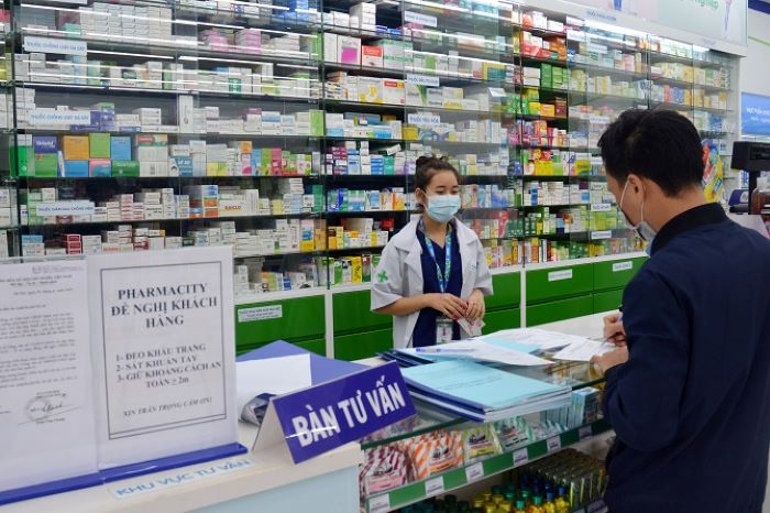 Bộ trưởng Đào Hồng Lan trả lời cử tri về đề xuất BHYT chi trả khi người bệnh mua thuốc, vật tư bên ngoài- Ảnh 2.