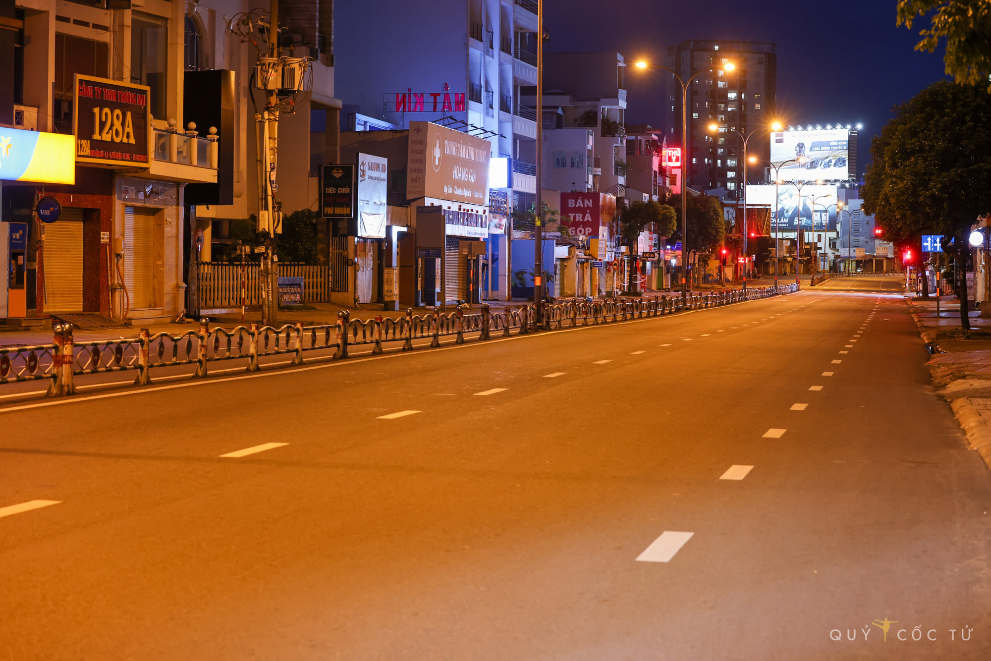 Đường phố Sài Gòn sau 18h vắng lặng như thế nào