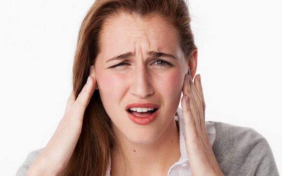 Ù tai kéo dài, triệu chứng bệnh lý cần gặp ngay bác sĩ 