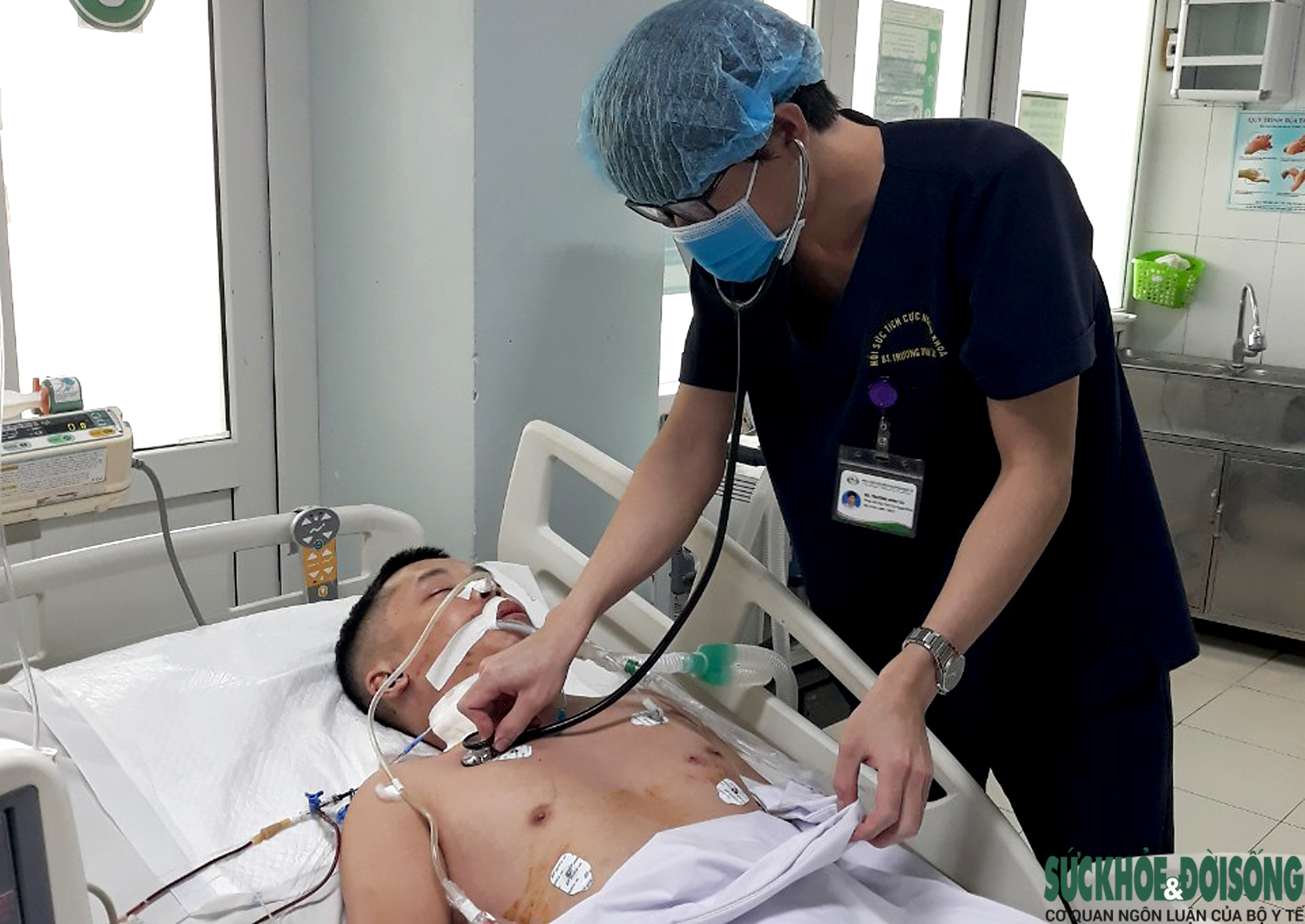 3 thầy thuốc ở Nghệ An bị tai nạn trên đường đi tập huấn tiêm vaccine đã qua cơn nguy kịch - Ảnh 4.