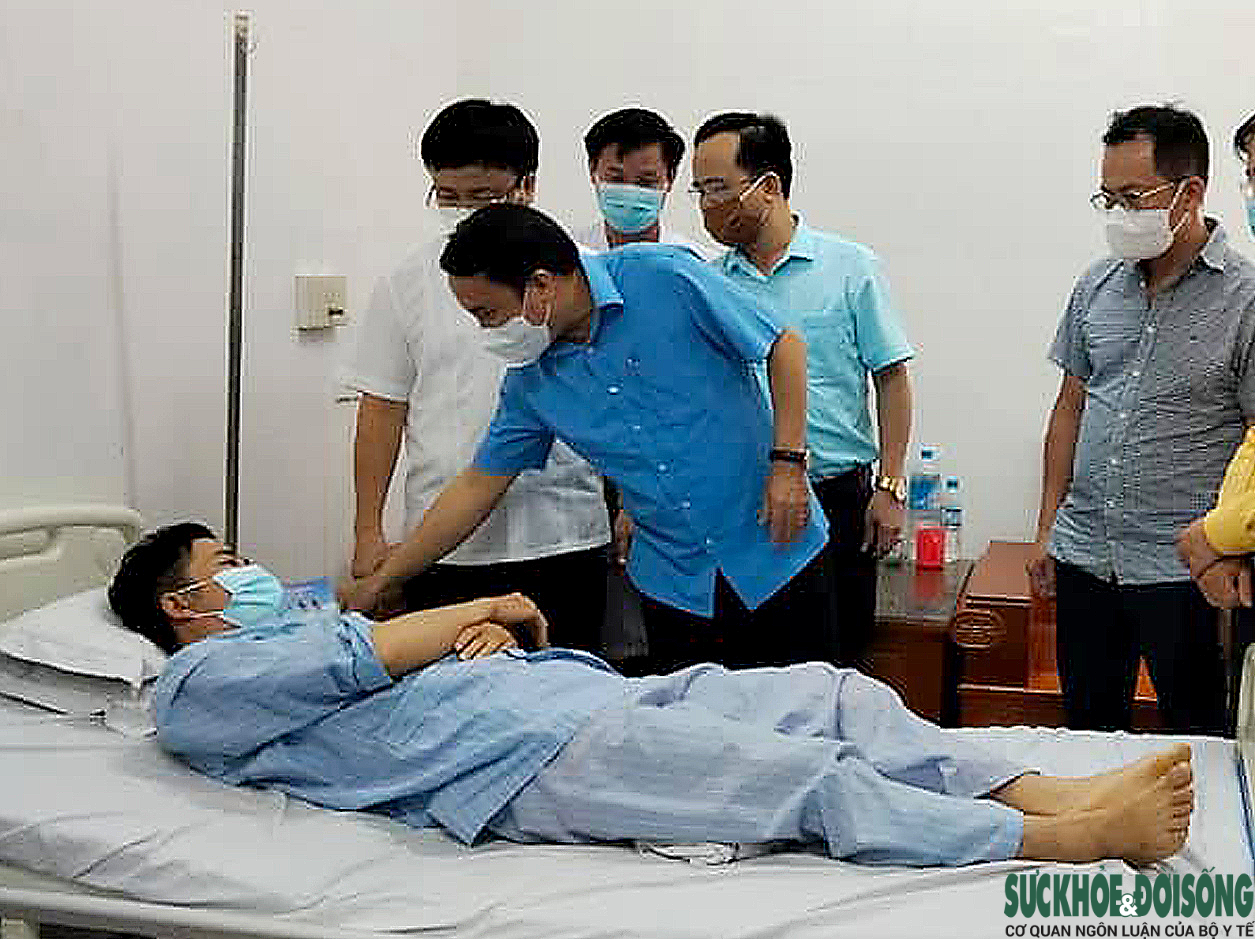 3 thầy thuốc ở Nghệ An bị tai nạn trên đường đi tập huấn tiêm vaccine đã qua cơn nguy kịch - Ảnh 5.