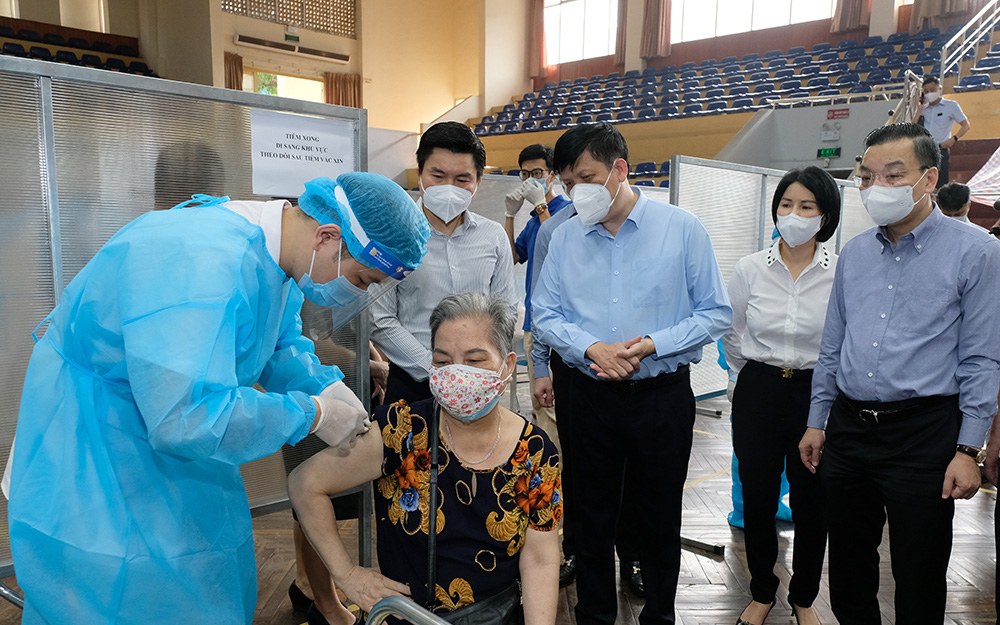 Bộ trưởng Bộ Y tế kỳ vọng đến ngày 15/9, 100% người trên 18 tuổi ở Hà Nội sẽ được tiêm vaccine