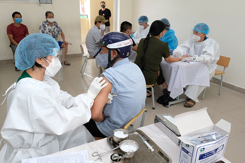 Bộ trưởng Bộ Y tế kỳ vọng đến ngày 15/9, 100% người trên 18 tuổi ở Hà Nội sẽ được tiêm vaccine - Ảnh 6.