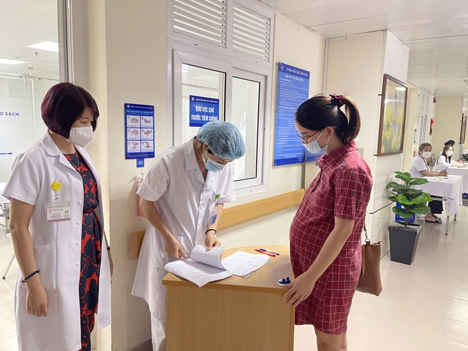 Gần 200 phụ nữ mang thai trên 13 tuần ở Hà Nội tiêm vaccine COVID-19 - Ảnh 1.