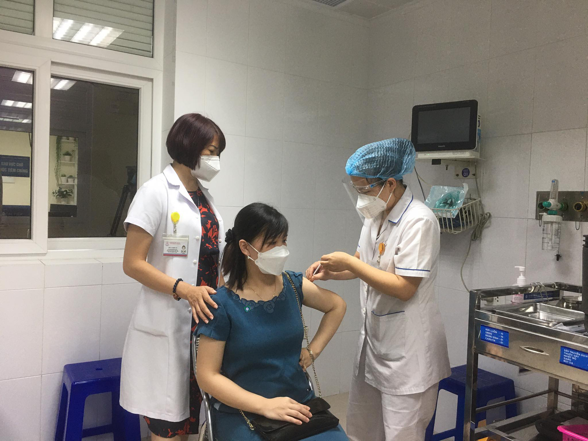 Gần 200 phụ nữ mang thai trên 13 tuần ở Hà Nội tiêm vaccine COVID-19 - Ảnh 2.