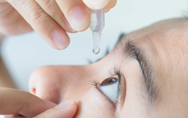 Cách dùng thuốc nhỏ mắt đối phó với hội chứng thị giác máy tính