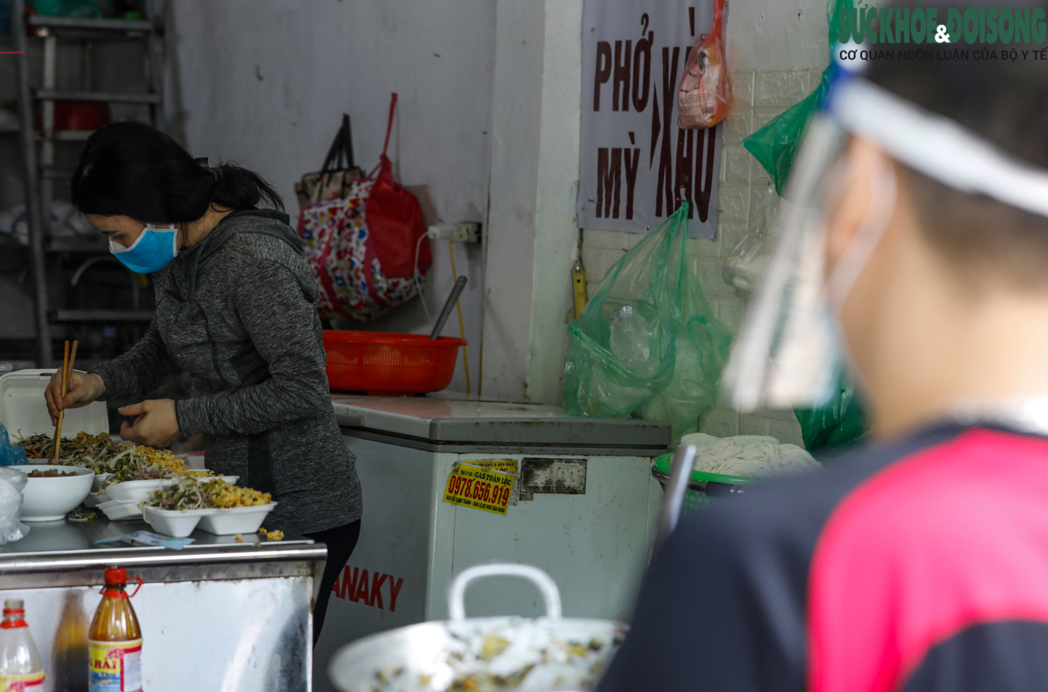 Hà Nội: Phở bò, cơm rang, bún ốc... đắt hàng ở &quot;vùng xanh&quot; Gia Lâm - Ảnh 2.