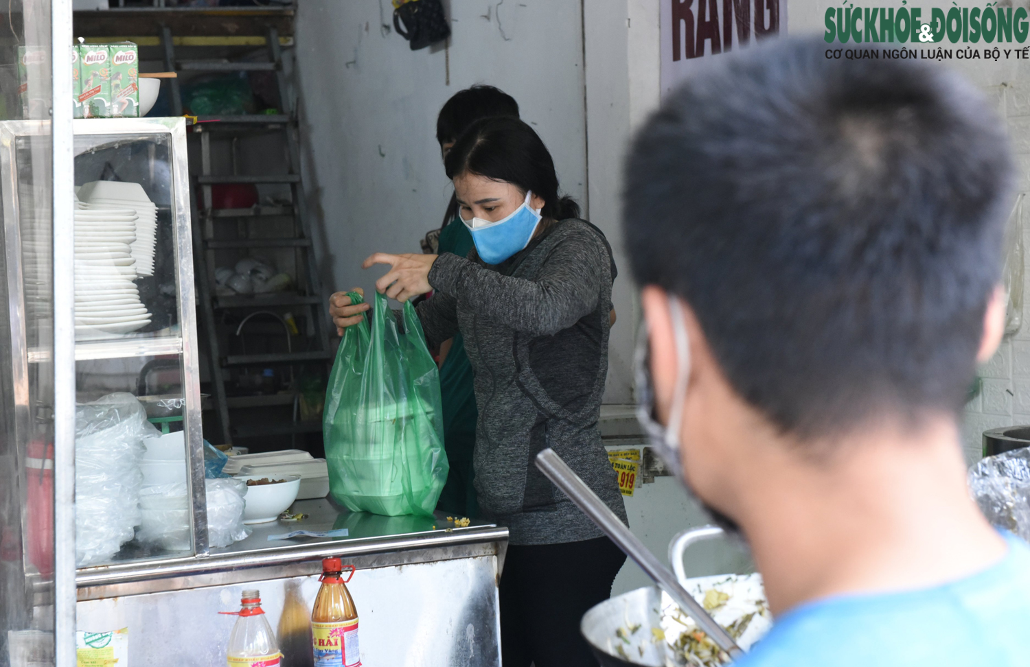 Hà Nội: Phở bò, cơm rang, bún ốc... đắt hàng ở &quot;vùng xanh&quot; Gia Lâm - Ảnh 9.