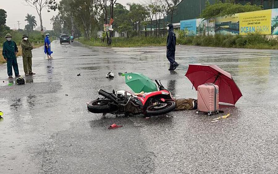 Hà Nội: Thương tâm 2 người đi xe máy bị sét đánh tử vong