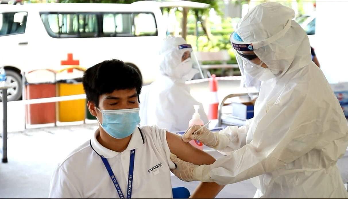 Hơn 200.000 công nhân ở Bắc Giang được tiêm vaccine COVID-19 để phục hồi sản xuất - Ảnh 3.