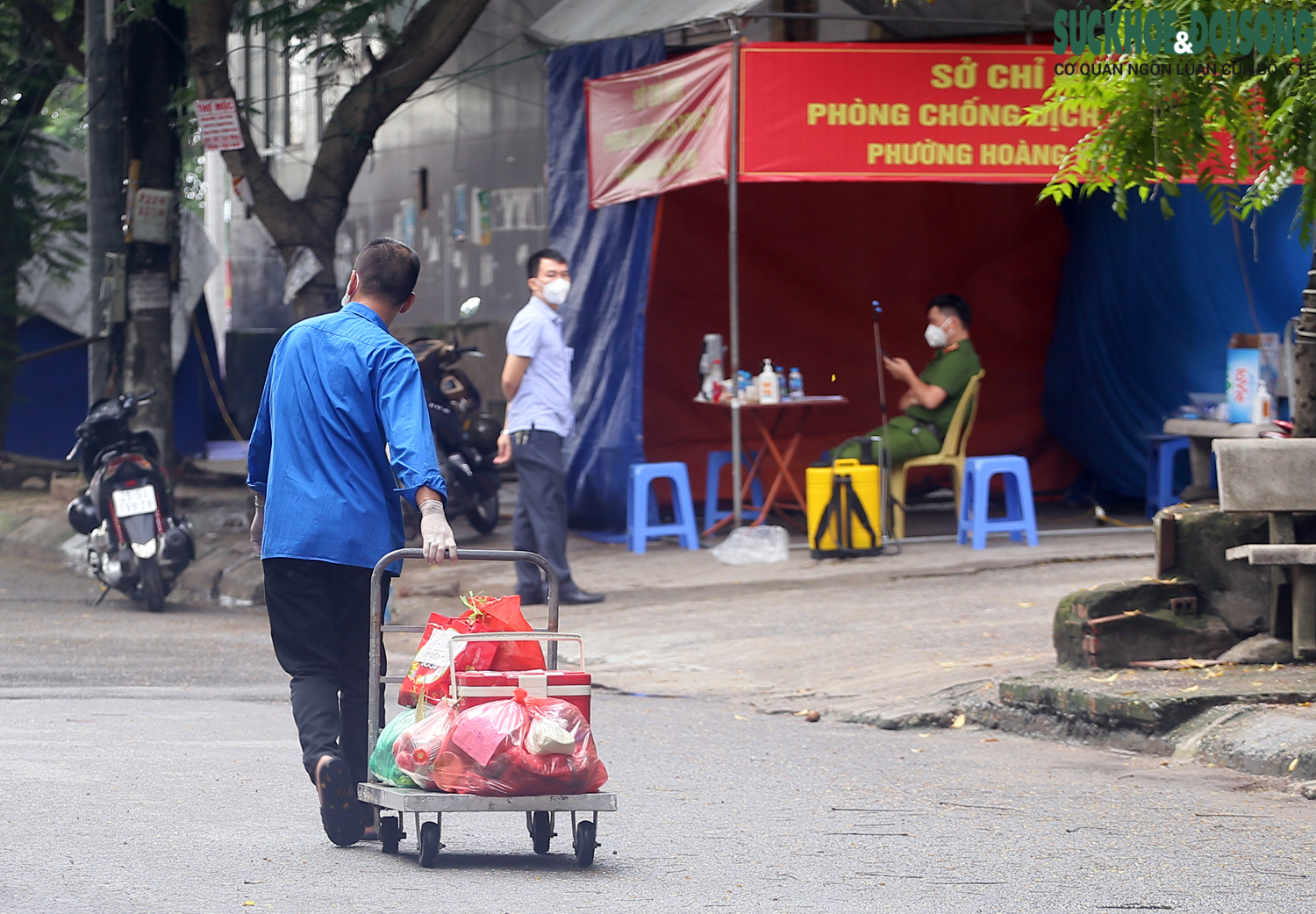 [Ảnh] Bảo vệ nghiêm ngặt điểm dịch Đền Lừ - Hà Nội, nơi xuất hiện 17 ca mắc COVID-19 - Ảnh 11.