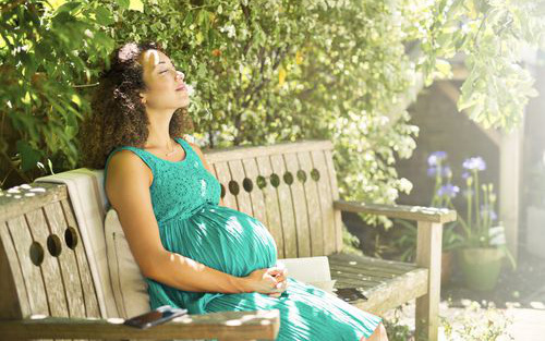 Mẹ bầu thường xuyên tắm nắng giúp giảm nguy cơ sinh non