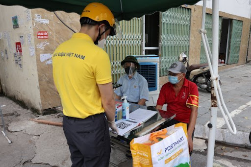 TP.HCM bổ sung một số nhóm công việc không cần giấy đi đường - Ảnh 2.