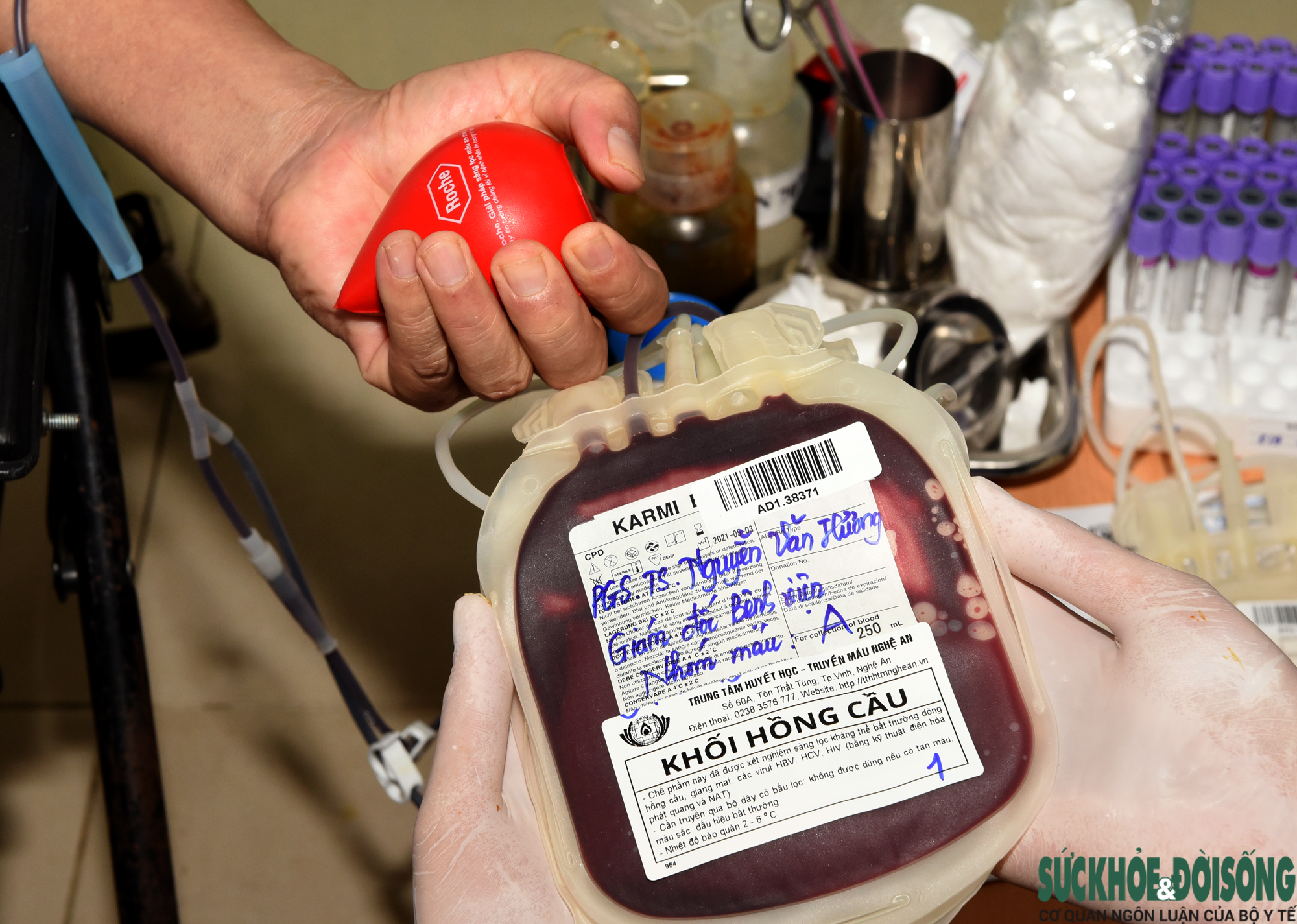 Hàng trăm Thầy thuốc hiến máu cứu bệnh nhân giữa đại dịch - Ảnh 6.
