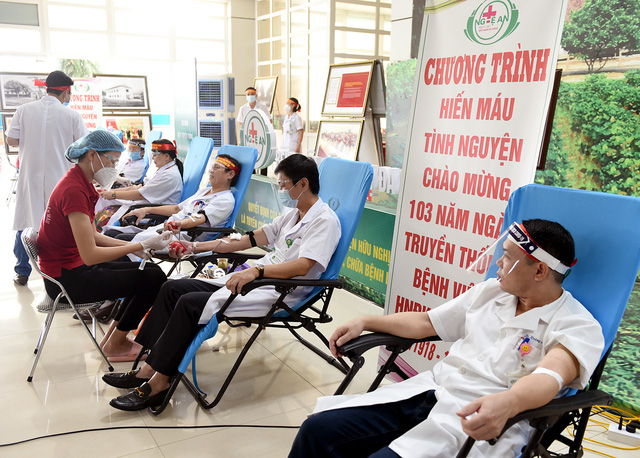 Thầy thuốc Bệnh viện HNĐK Nghệ An hiến máu cứu người giữa đại dịch - Ảnh 1.