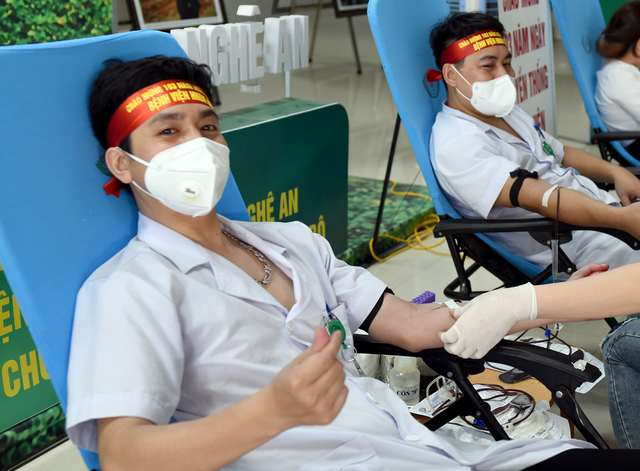 Thầy thuốc Bệnh viện HNĐK Nghệ An hiến máu cứu người giữa đại dịch - Ảnh 7.