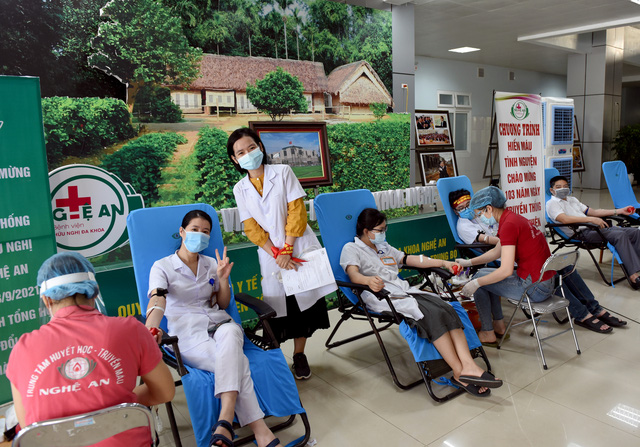 Thầy thuốc Bệnh viện HNĐK Nghệ An hiến máu cứu người giữa đại dịch - Ảnh 8.