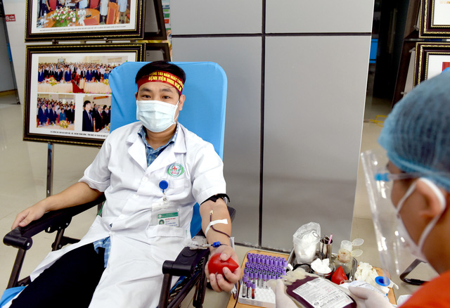 Thầy thuốc Bệnh viện HNĐK Nghệ An hiến máu cứu người giữa đại dịch - Ảnh 5.