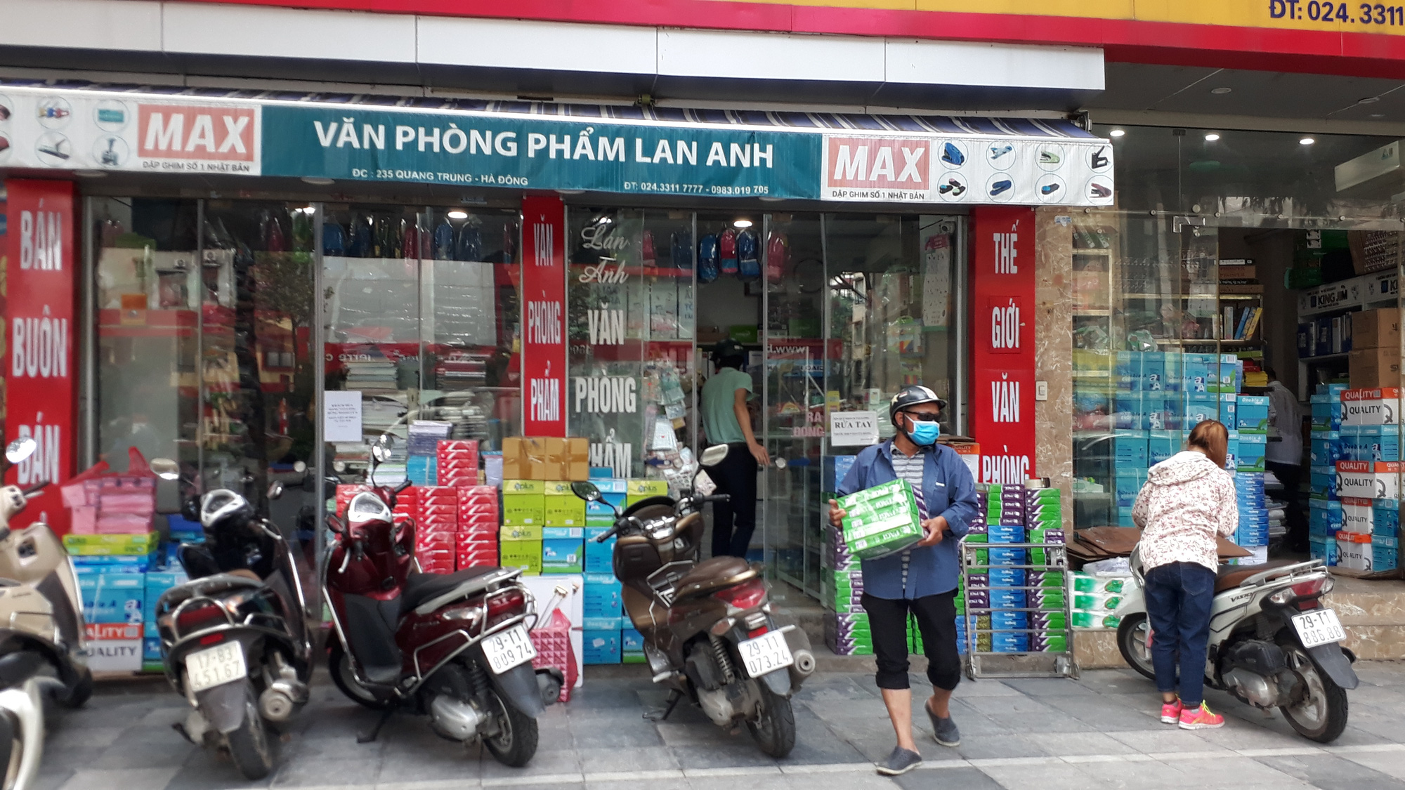  Người dân “vùng đỏ” phấn khởi ngày đầu hết giãn cách - Ảnh 6.