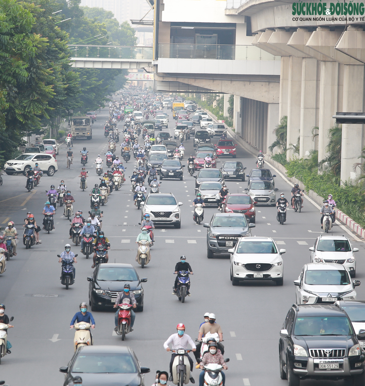 Giao thông đông lên gấp nhiều lần sau khi toàn Hà Nội nới lỏng giãn cách - Ảnh 5.