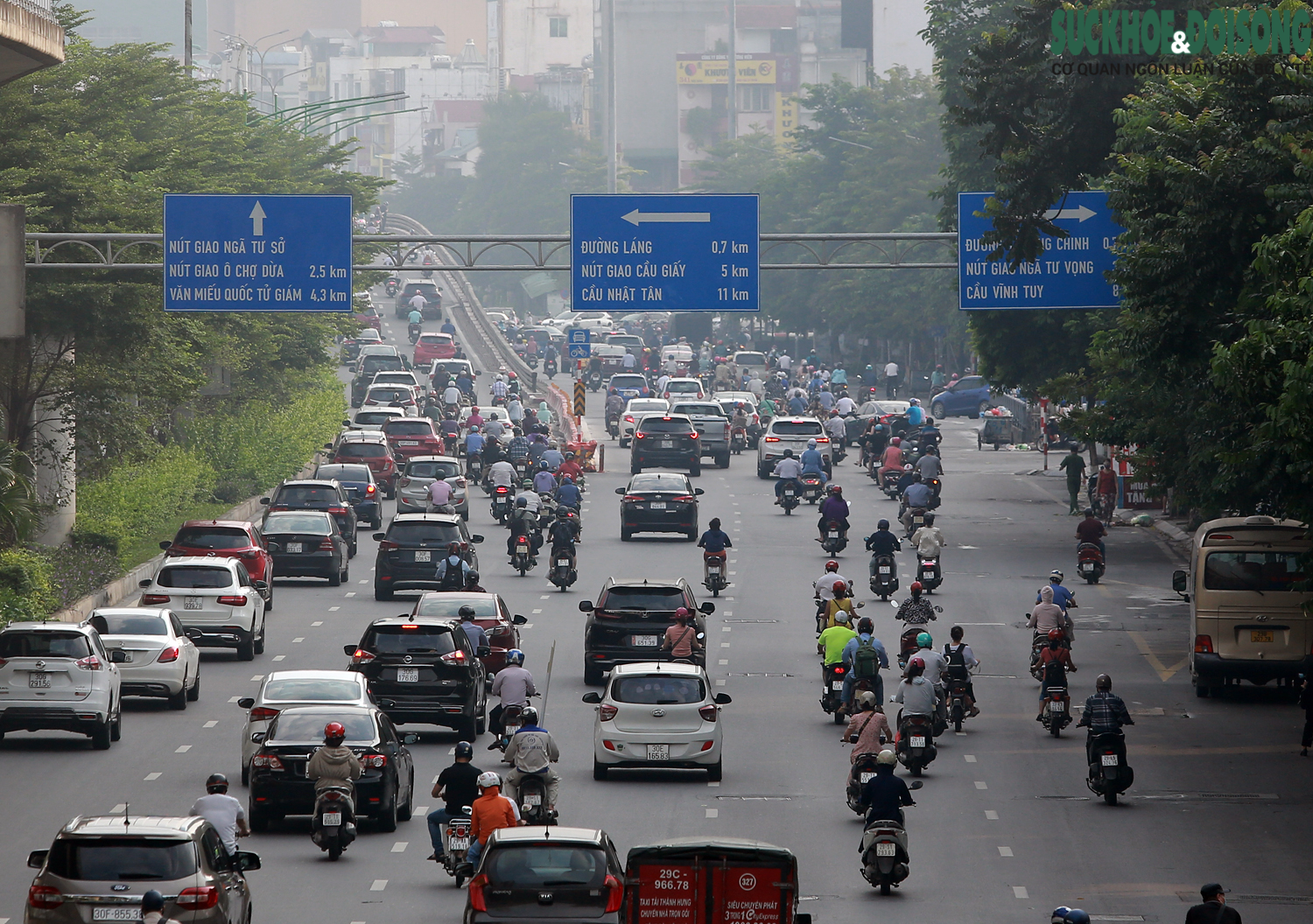 Giao thông đông lên gấp nhiều lần sau khi toàn Hà Nội nới lỏng giãn cách - Ảnh 6.