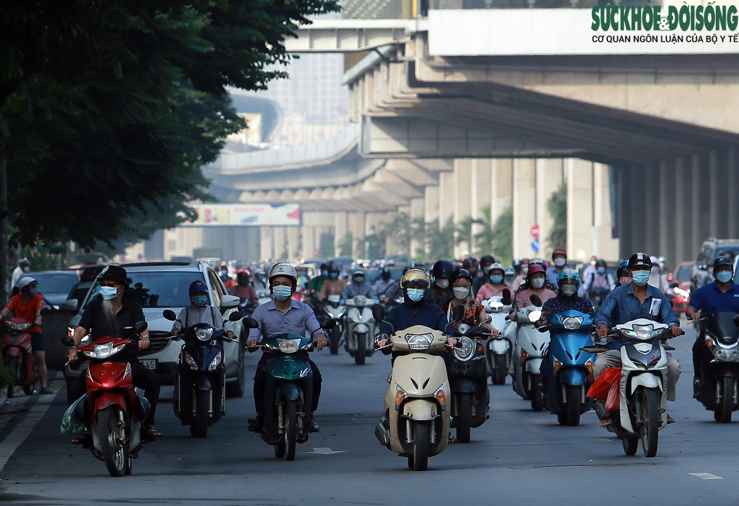 Giao thông đông lên gấp nhiều lần sau khi toàn Hà Nội nới lỏng giãn cách - Ảnh 10.