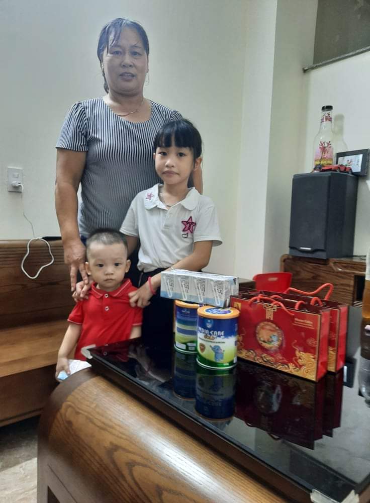 Các cháu con em cán bộ y tế Thái Bình đón nhận quà Trung thu