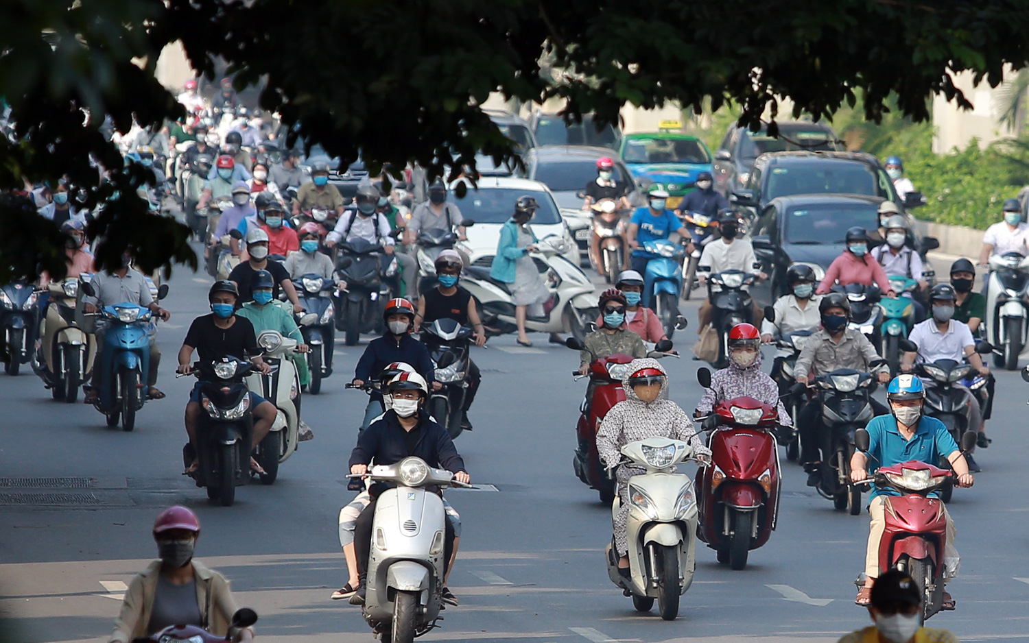 Người, xe tấp nập trong ngày đầu Hà Nội bỏ giấy đi đường