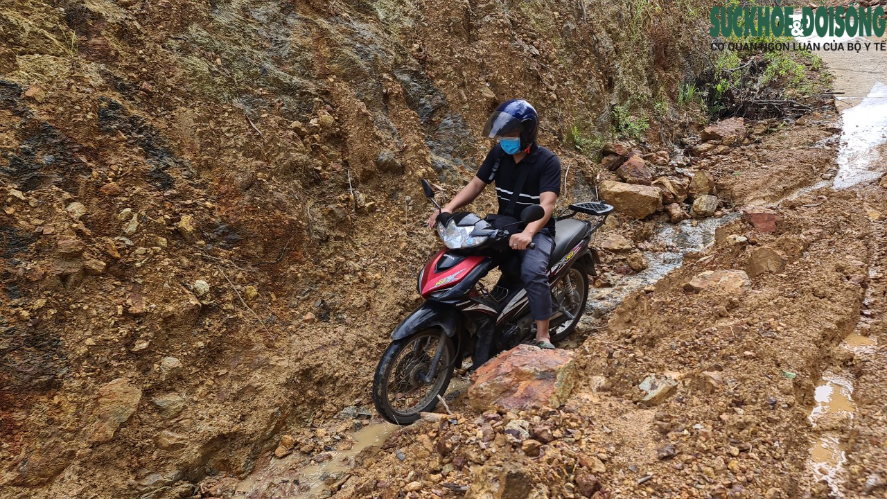 Lắp đặt trạm phát sóng cho bản làng vùng biên sau bài viết “Chị em Bru – Vân Kiều nhờ ba dựng lán giữa rừng 'bắt sóng' học online” - Ảnh 1.