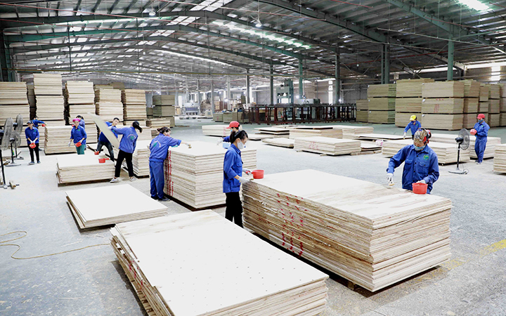Làng nghề gỗ lao đao trong dịch và cơ hội nắm bắt thị trường xuất khẩu - Ảnh 2.