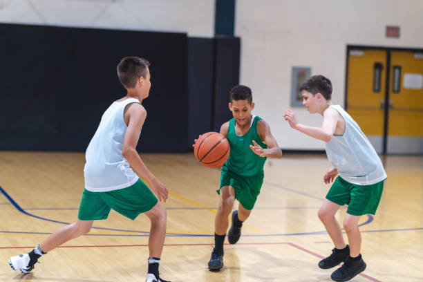 Các môn thể thao như bóng rổ giúp trẻ tăng trưởng chiều cao