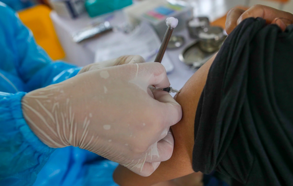 Hà Nội xây dựng dự trù số vaccine COVID-19 cần để tiêm mũi 2 cho người dân - Ảnh 1.