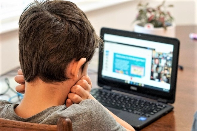 Làm gì để giúp trẻ vượt qua áp lực khi học online kéo dài? - Ảnh 2.